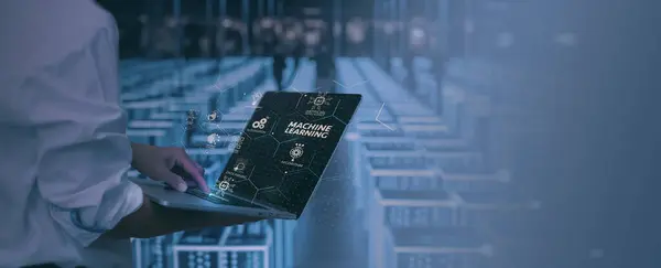 機械学習 とネットワークサーバー室の背景で深層学習とNlpでAiの進歩のためにラトップコンピュータを使用するエンジニア男性 ストックフォト