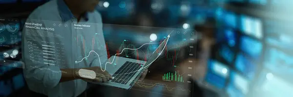 Börsenanalysten Finanzprofi Arbeitet Mit Laptop Computer Forschung Und Analysieren Finacial Stockfoto