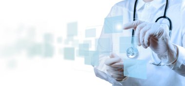Beyaz eldivenli ve ceketli bir doktor sanal bir tıbbi ekranla etkileşimde. Bu, dijital teknolojinin, hasta tanı ve tedavisinin iyileştirilmesi için sağlık hizmetlerine entegrasyonunu temsil etmektedir..