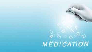 Beyaz eldivenli ve ceketli bir doktor sanal ekranda dijital tıbbi verileri analiz ediyor. Bu, dijital teknolojiyi kullanarak hasta bakımını ve veri yönetimini geliştiren modern tıbbi uygulamaları temsil etmektedir..