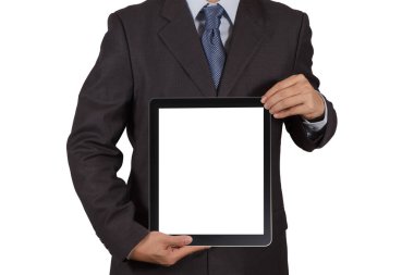 Takım elbiseli bir adam elinde dijital tabletle beyaz bir ekran tutuyor. Model ya da iş sunumu için mükemmel..