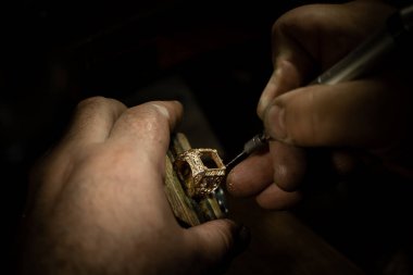 Elmas yüzük yapan bir zanaatkar. El yapımı mücevher. Elmas mücevher yüzüğü tak. Elmas yüzük yapım atölyesi. Solitaire yüzük yapımı