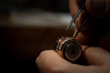 Elmas yüzük yapan bir zanaatkar. El yapımı mücevher. Elmas mücevher yüzüğü tak. Elmas yüzük yapım atölyesi. Solitaire yüzük yapımı