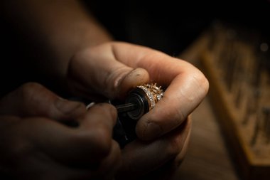 Elmas yüzük yapan bir zanaatkar. El yapımı mücevher. Elmas mücevher yüzüğü tak. Elmas yüzük yapım atölyesi. Solitaire yüzük yapımı