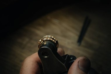 Elmas yüzük yapan bir zanaatkar. El yapımı mücevher. Elmas mücevher yüzüğü tak. Elmas yüzük yapım atölyesi. Solitaire yüzük yapımı