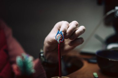 Oyuncular için balmumu ağacı mücevheri yapmak, mücevher yapma süreci. El ve işleme fotoğraflarını kapat