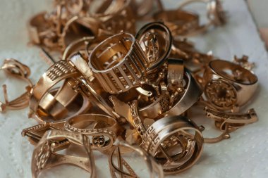 Altın mücevher kalıbı, yakın çekim.