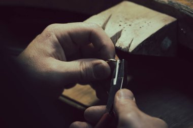 Mücevher işinde çalışan bir kuyumcunun elleri. Mücevher Kuyumcusu