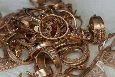 Altın mücevher kalıbı, yakın çekim.