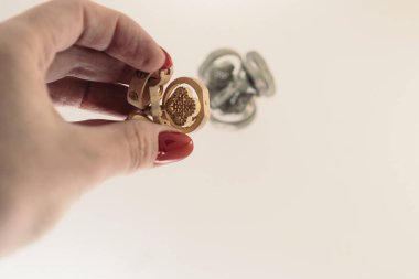 Mücevher üretiminde kullanılan boş kağıtlar. Kırmızı tırnaklı el.