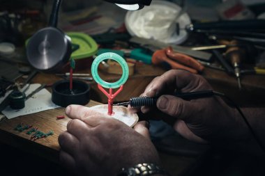 Kuyumcu balmumu desenlerden bir ağaç yapar..