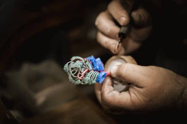 Bir şişe, seçici odak döşeme önce bir ağaç üzerinde takı balmumu boşluklar yüzey bir usta kuyumcu closeup