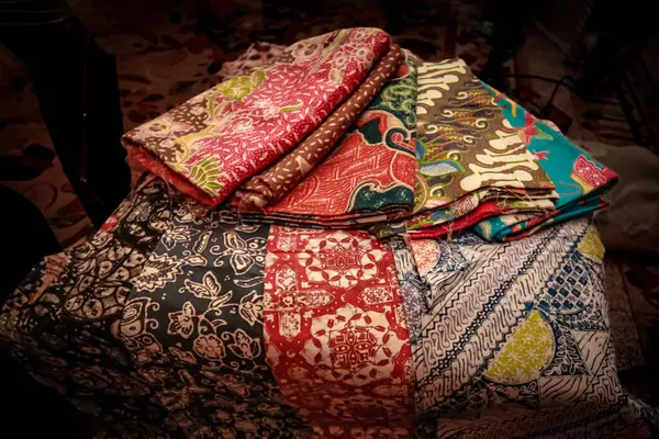 Batik Endonezya halkının eseridir ve Endonezya halkının ataları tarafından yapılan bir sanat ve teknoloji kombinasyonudur. Endonezya batik 'i hem tasarım / motif hem de süreçte emsalsiz bir seviyeye kadar gelişebilir. Illustrated Endonezian 