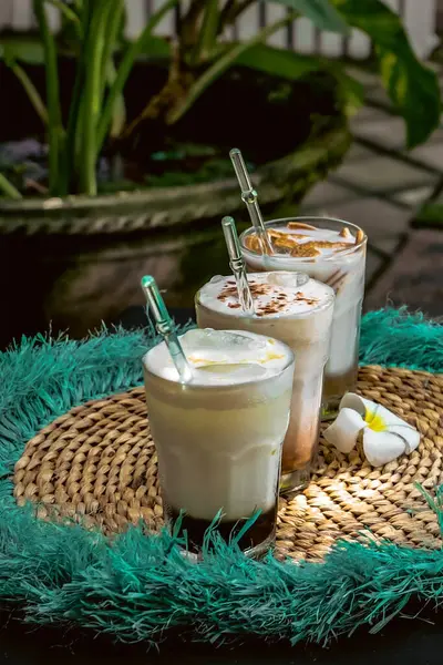 Çeşitli aromalı ve malzemeli milkshake. Önden, mısır soslu hindistan cevizi aromalı, ortada çikolata ve mısır gevreği ile karıştırılmış, ve arkada vanilya aromalı süt aromalı bisküvi soslu.