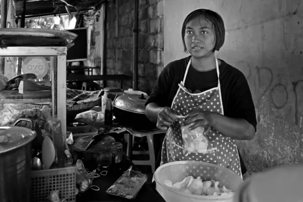 Yogyakarta şehrindeki tezgahlarda genellikle kahvaltı yapmak, kahve içmek veya çay içmek isteyen el işçilerine hizmet veriliyor. Burada temizlik genelde ikincil gelir. Ama bu tezgahta yiyecek ve içecek fiyatları nispeten ucuz..