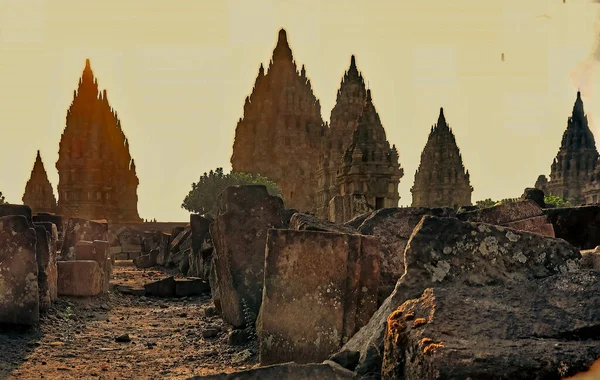 Prambanan Tapınağı Yogyakarta avlusundaki sıcak öğleden sonra atmosferi, ziyaretçi sayısı azalmaya başladı ve sakin ve serin hissettiriyor. Bu tapınak şu anda restore ediliyor..