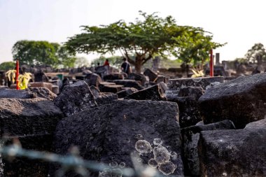 Prambanan Tapınağı Yogyakarta avlusundaki sıcak öğleden sonra atmosferi, ziyaretçi sayısı azalmaya başladı ve sakin ve serin hissettiriyor. Bu tapınak şu anda restore ediliyor..