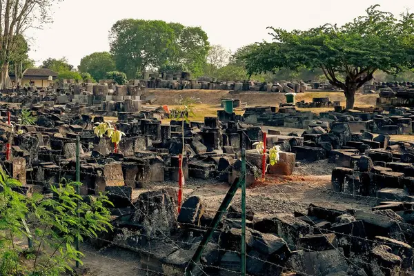 Prambanan Tapınağı Yogyakarta avlusundaki sıcak öğleden sonra atmosferi, ziyaretçi sayısı azalmaya başladı ve sakin ve serin hissettiriyor. Bu tapınak şu anda restore ediliyor..