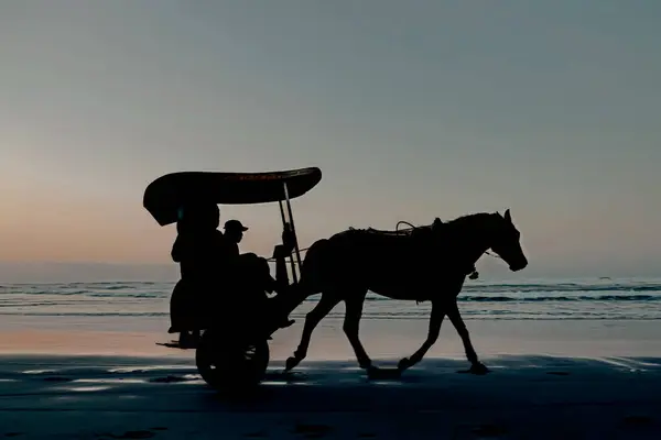 Parangtritis Plajı, Parangtritis Village, Kapanwon Kretek, Bantul Regency, Özel Yogyakarta Bölgesi 'nde yer alan bir turistik merkezdir. Bu plaj Yogyakarta 'nın ünlü turizm merkezlerinden biridir ve Yogyakarta' da bir turizm ikonu haline gelmiştir..