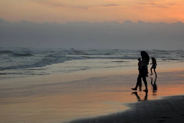 Parangtritis Sahili, turistlere gün doğumunu ve günbatımını izleme olanağı da sağlıyor. Bu plaj, plajda ATV motosiklet, at ya da at arabası kullanarak seyahat etmek, spor yapmak gibi turistler için başka etkinlikler sunmaktadır..