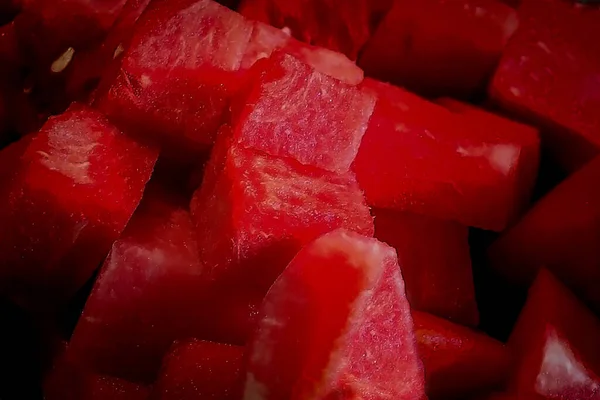 Bir dilim karpuz kırmızıdır ve çok su içerir. Tadı tatlı ve ferahlatıcı. Bu meyve soğuk servis edildiğinde çok tazedir..