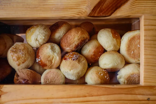 Sabah kahvaltınız için kesilmeden hemen yenebilecek küçük ekmekler. Çeşitli aromalı reçel sürüldüğünde çok lezzetlidir..