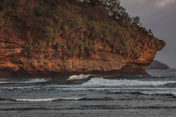 Mercan kayaları ve kırık adalardan oluşan bir derlemeden gelen kara parçası, Malang Endonezya 'nın Asmara Körfezi kıyısındaki fotoğrafladığım topraklardır. Sahil berrak su ve nispeten yüksek dalgalarla.