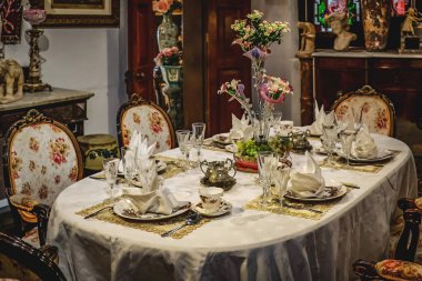 Bu zengin bir Çin aile yemeği sofrası. Bu tablo Penang, Malezya 'daki Pinang Peranakan müzesinin bir parçasıdır. Masada ortaya çıkan şey, kristal bardaklardan bronz demirden demliklere kadar lüks sofra eşyalarıydı..