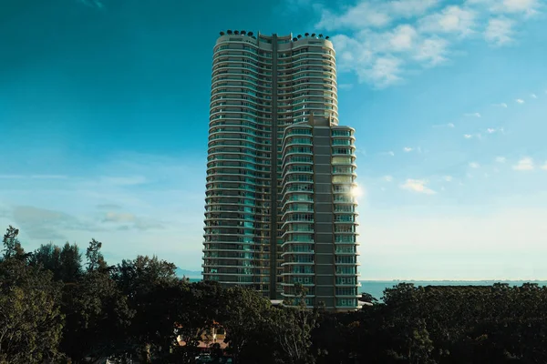 Bu sabah güneşe maruz kalan George Town Penang Malezya 'daki gökdelenlerden biri. Işık şehrin bazı bölgelerine yayılıyor. Penang 'da lüks konaklama ve apartman olarak çalışan modern bina..