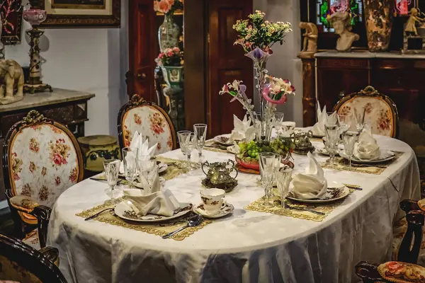 Bu zengin bir Çin aile yemeği sofrası. Bu tablo Penang, Malezya 'daki Pinang Peranakan müzesinin bir parçasıdır. Masada ortaya çıkan şey, kristal bardaklardan bronz demirden demliklere kadar lüks sofra eşyalarıydı..