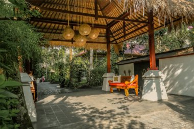 Bali 'de sazdan çatılı bina