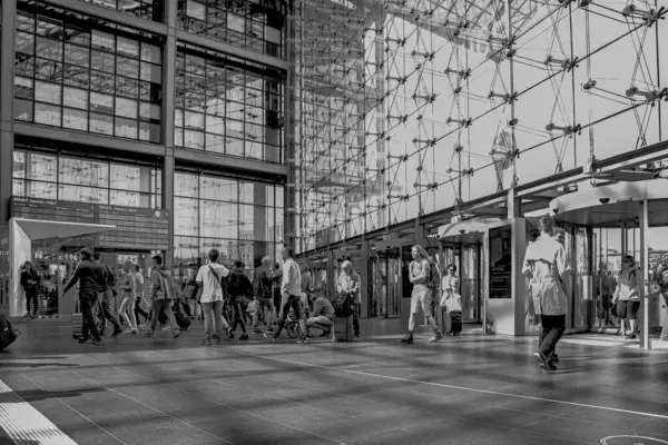 Almanya 'daki Hannover Havaalanı' nda sabah atmosferi. İnsanlar geldi ve gitti, ve bazıları da o sabah inip yolcuları aldı..