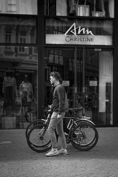 Almanya 'nın Braunschweig şehrinde yayalar. Sakin bir şehir manzarası.