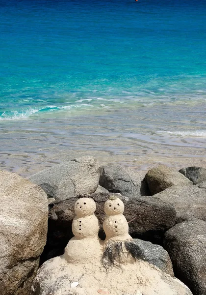 Песчаные Снеговики Пляже — стоковое фото