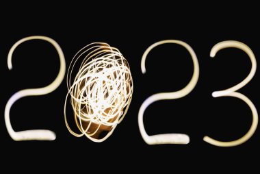 Siyah arka planda 2023. Uzun pozlama ışığı