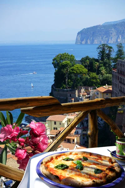 俯瞰意大利阿马尔菲海岸索伦托的比萨店 — 图库照片
