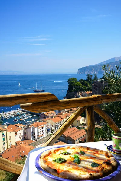 俯瞰阿马尔菲海岸Sorrento的比萨店 — 图库照片