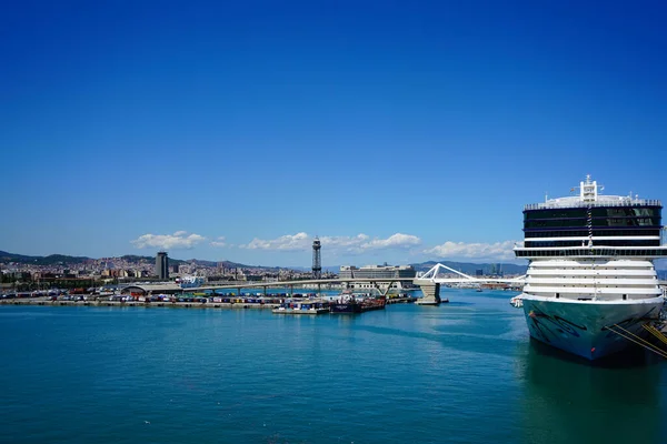 2022 바르셀로나 항구에 유람선 — 스톡 사진