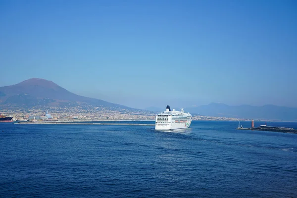 Κρουαζιερόπλοιο Που Αναχωρεί Από Λιμάνι Της Νάπολης Τον Μάιο 2021 — Φωτογραφία Αρχείου