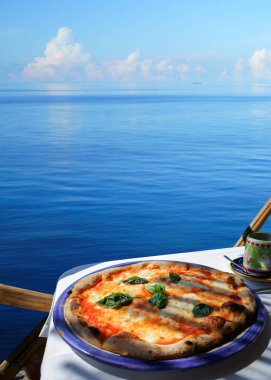 Deniz manzaralı pizzacı, Amalfi sahili.