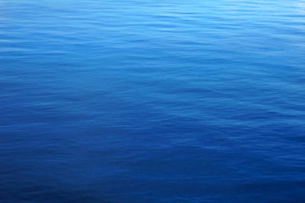 Βαθιά Γαλάζια Επιφάνεια Των Υδάτων — Φωτογραφία Αρχείου