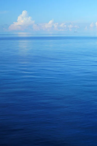 加勒比海蓝色水面 巴哈马海岸 — 图库照片
