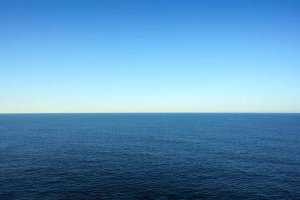 Blauw Zeewateroppervlak Onder Heldere Hemel — Stockfoto