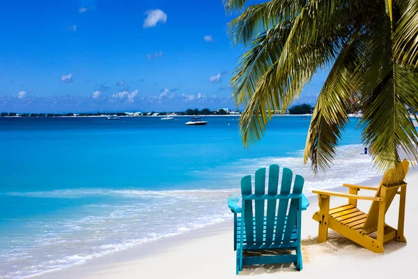 白い砂浜の色の椅子 — ストック写真