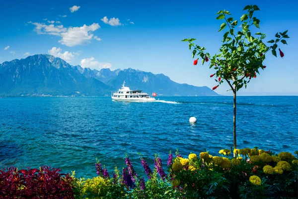 スイス モントルーの水のスイスの旗の下の喜びのボート — ストック写真