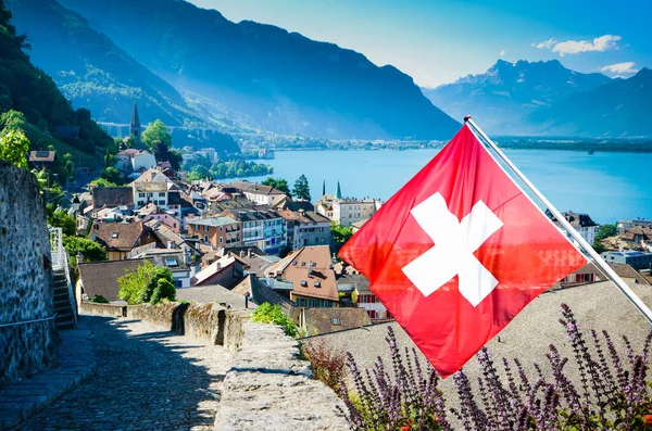 Montreux 'daki eski kasaba manzarası. Önde İsviçre bayrağı