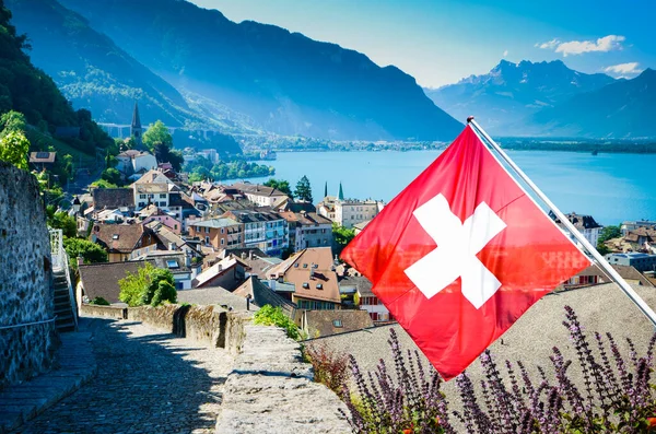 Вид Старый Город Монтрё Флаг Швейцарии Перед Зданием — стоковое фото