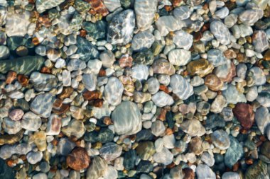 Kristal berrak suyun altında deniz çakıl taşları