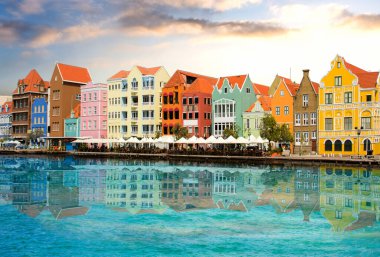 Willemstad seti Curacao 'da güzel bir gün batımı.