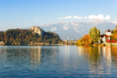 Slovenya 'daki ünlü alp Bled Gölü (Blejsko jezero), inanılmaz au